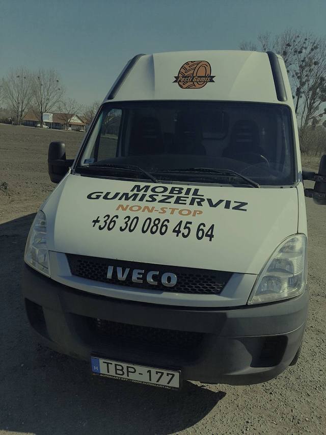 A Pesti Gumis mobil gumiszerviz műhelyautója a nonstop telefonszámmal